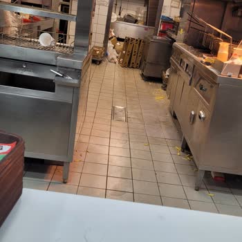 Burger King Aliağa Şubesinde Temizlik Ve Düzen Sorunu