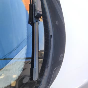 BMW 116d Ön Cam Fitili 9 Yılda Taşlaşıp Döküldü, İçeri Su Alıyor