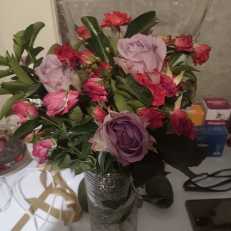 Fotoğraftan Uzak, Solmuş Çiçekler Teslim Edildi