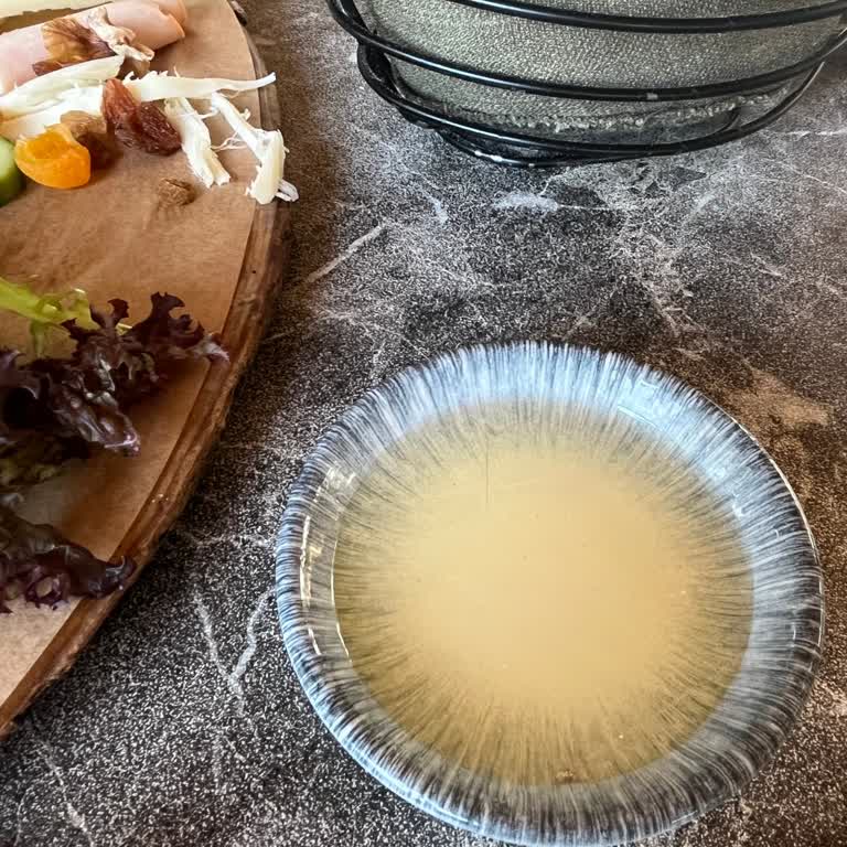 Kahvaltı Tabağında Kıl Ve Soğuk Çay Deneyimi