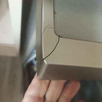 Посудомоечная машина Bosch: трещины на пластике и нет связи с сервисом