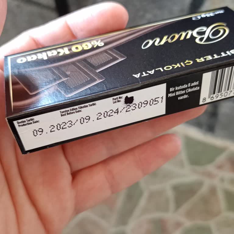 Yalova Tophane Mağazasında Tarihi Geçmiş Çikolata Çocuklara Satılıyor