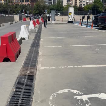 Süleyman Yalçın Şehir Hastanesi'nin Engelli Otopark Alanı Taslarla Ve Dubalarla Kapatılmış