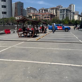 Süleyman Yalçın Şehir Hastanesi'nin Engelli Otopark Alanı Taslarla Ve Dubalarla Kapatılmış