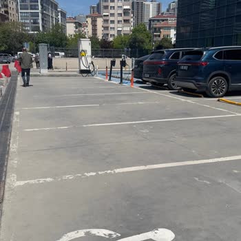 Süleyman Yalçın Şehir Hastanesi'nin Engelli Otopark Alanı Taslarla Ve Dubalarla Kapatılmış