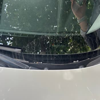 BMW 520 Ön Cam Fitili Çürüdü Ve Çatladı Marka İmajı Zarar Görüyor