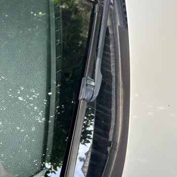 BMW 520 Ön Cam Fitili Çürüdü Ve Çatladı Marka İmajı Zarar Görüyor