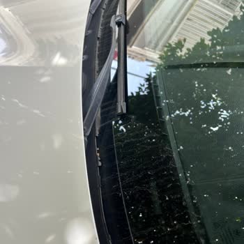 BMW 520 Ön Cam Fitili Çürüdü Ve Çatladı Marka İmajı Zarar Görüyor