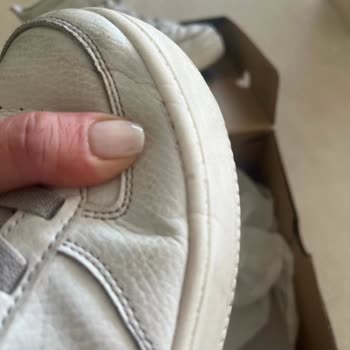 Skechers kaputte Schuhe nach wenigen Malen Tragen, keine Rückerstattung, sehr enttäuscht!