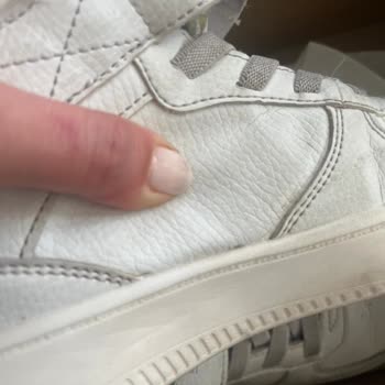 Skechers kaputte Schuhe nach wenigen Malen Tragen, keine Rückerstattung, sehr enttäuscht!