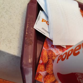 Metrogarden AVM Popeyes'ta Hijyen Sorunu Ve Kirli Tepsiler