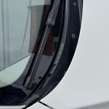 BMW 116d'nin Ön Cam Fitilinde Erken Deformasyon Ve Su Sızdırma Sorunu