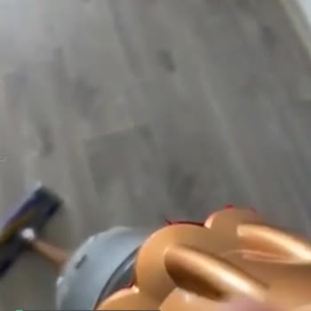 Dyson V12 Süpürge Kendi Kendine Kapanıyor!