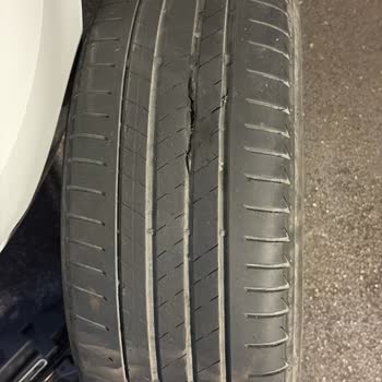 Garenta Araç Lastiği Ortandan İkiye Yarıldı