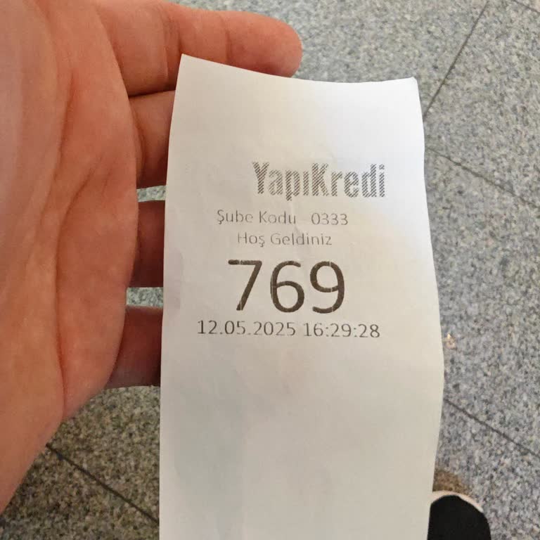 Yetersiz Banko Ve İlgisiz Çalışanlar Nedeniyle Uzun Süre Bekletildim