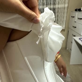 Düğün Günümde Gelinliğimin Dikişleri Açıldı