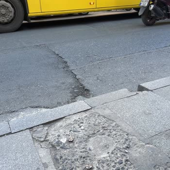 Yollar Ve Kaldırımlar Hâlâ Düzeltilmedi, Yağmurda Mağdur Oluyoruz