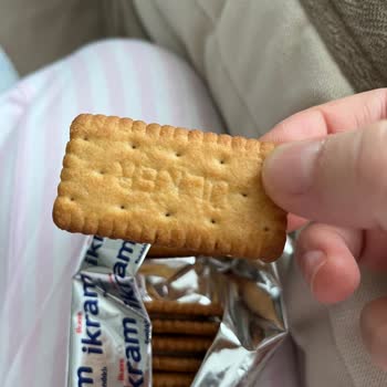 Ülker İkram Bisküvinin Yanık Ve Acımsı Tadından Şikayetçiyim