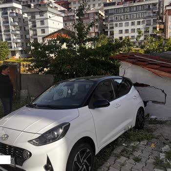Park Halindeyken El Freni Çekili Hyundai İ10'un Kendi Kendine Kayması Sonucu Yaşanan Kaza Ve Güvenlik Endişesi