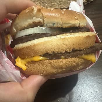 Burger King Siparişimde Bozuk Et Ve Küflü Ekmekle Karşılaştım Yetkiliye Ulaşamıyorum