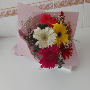 06cicek.com Görselde Yer Alan Çiçekle Teslim Edilen Çiçek Arasında Çok Büyük Bir Fark Var