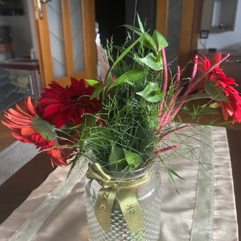 Yanlış Renk Ve Solmuş Çiçek Gönderimi