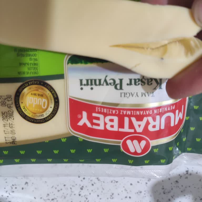 Kaşar Peynirinde Çıkan Siyah Cisim Endişelendiriyor