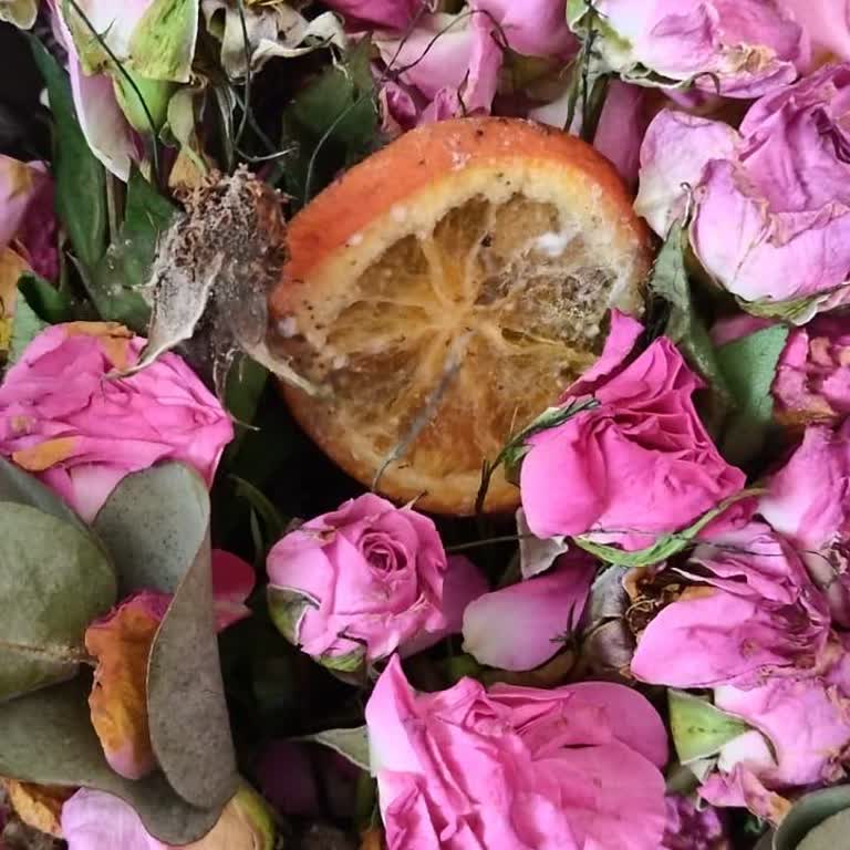 Anneler Günü Çiçeği Küflenmiş Ve Geç Teslim Edildi