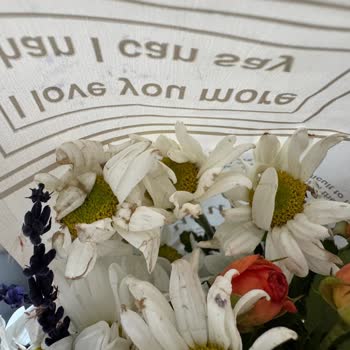 Anneler Günü'nde Beklentiyi Karşılamayan Solmuş Çiçekler Ve Hayal Kırıklığı