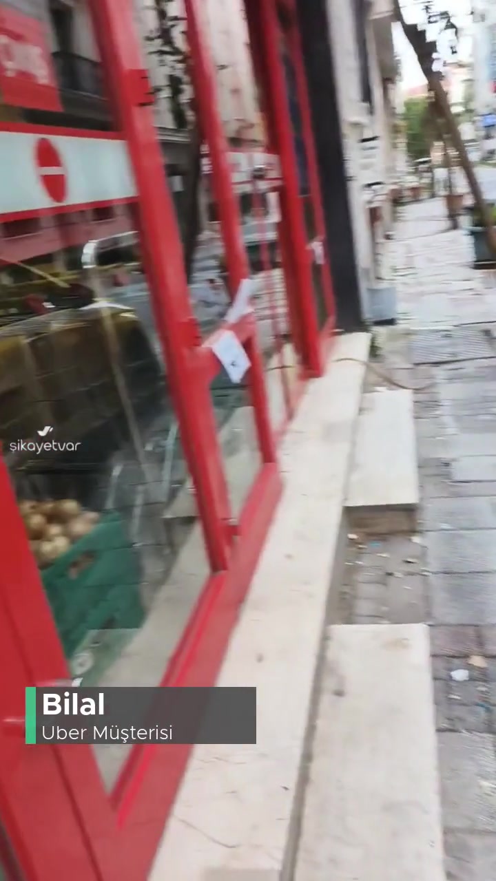 Uber Hem Yolu Kapatmış Hem De Engelli Yollarını! videonun kapak resmi