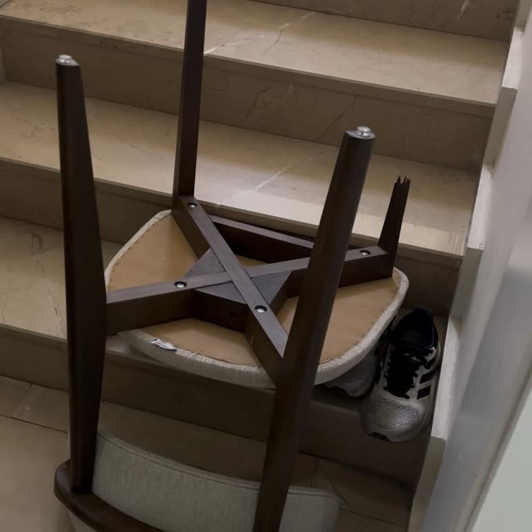 Kelebek Mobilya Teslimat Gecikmesi Ve Kırık Sandalye Mağduriyeti