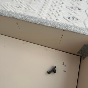 Yatak Odası Takımında Kırılan Menteşe Ve İlgisiz Servis Deneyimi