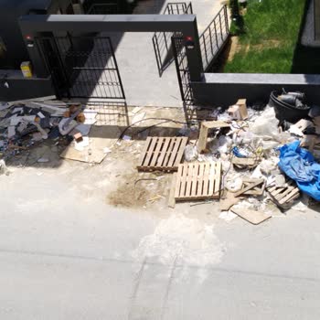 Beylikdüzü Belediyesi İnşaat Atıkları Yürüyüş Yolunu Engelliyor