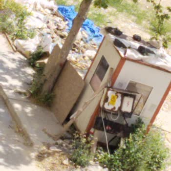 Beylikdüzü Belediyesi İnşaat Atıkları Yürüyüş Yolunu Engelliyor