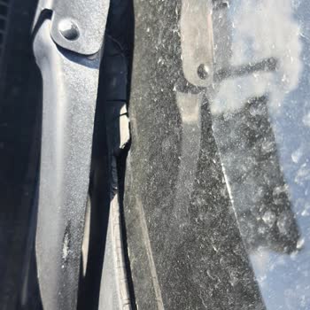 BMW 116ed Ön Cam Fitili Taşlaştı, Su Alıyor, Çözüm Bekliyorum