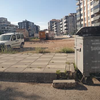 Mahalledeki Arsanın Parka Dönüştürülmemesi Ve Tırların Kullanımı