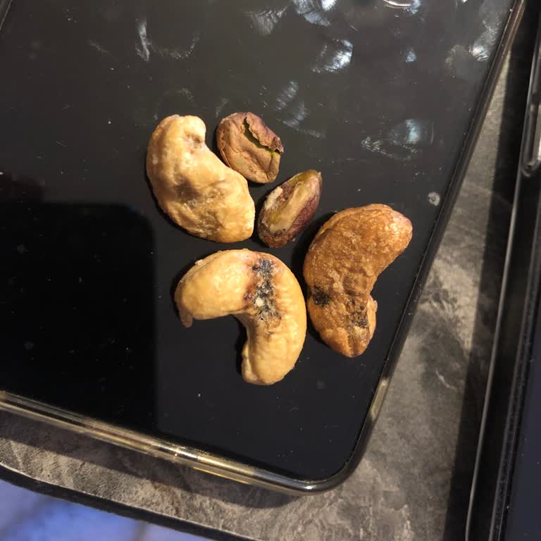 Aldığım Karışık Fıstıkların Çoğu Çürük Çıktı Siyah Benekli Kajular Vardı