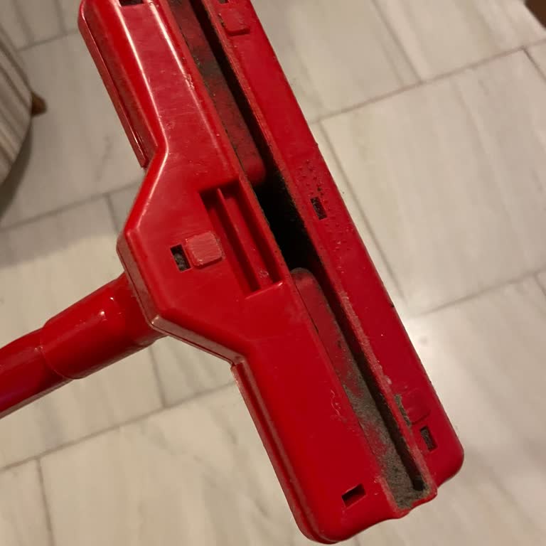 Süpürge Aparatı Sert Plastikten, Temizlikte Verim Alamıyorum