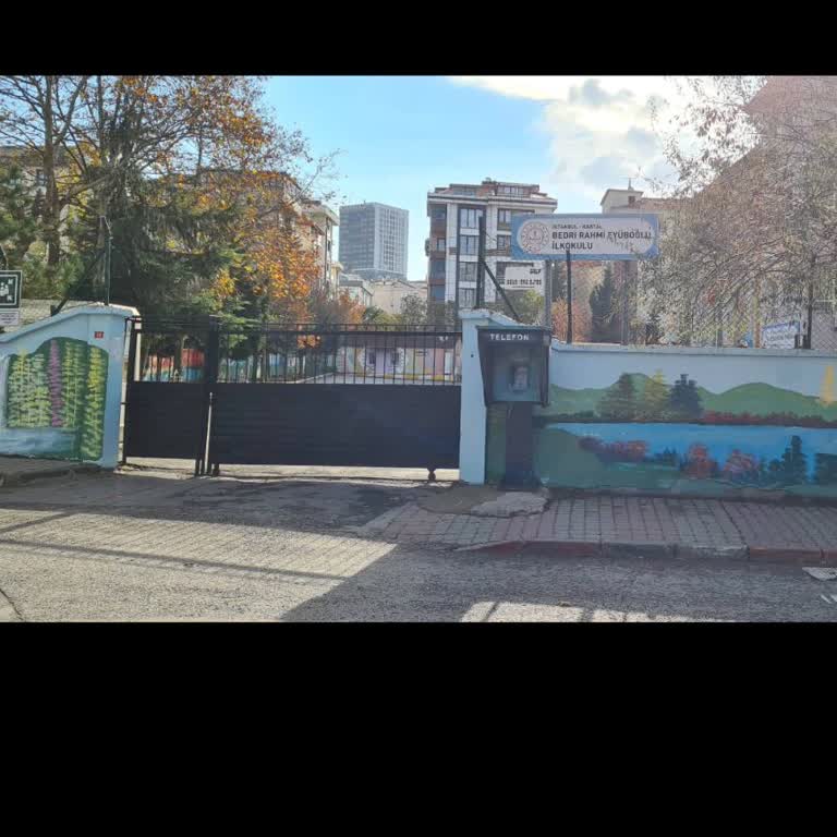 Okul Önündeki Kullanılmayan Telefon Kulübesi Çocuklar İçin Tehlike Oluşturuyor