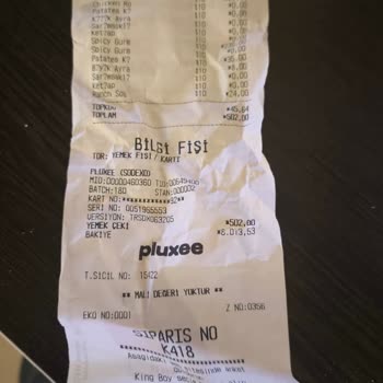 Küflü Hamburger Ve Mağaza Müdürünün İlgisiz Tavrı