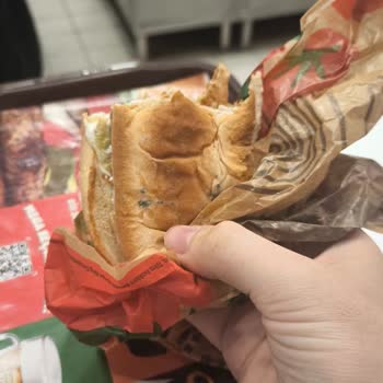 Küflü Hamburger Ve Mağaza Müdürünün İlgisiz Tavrı