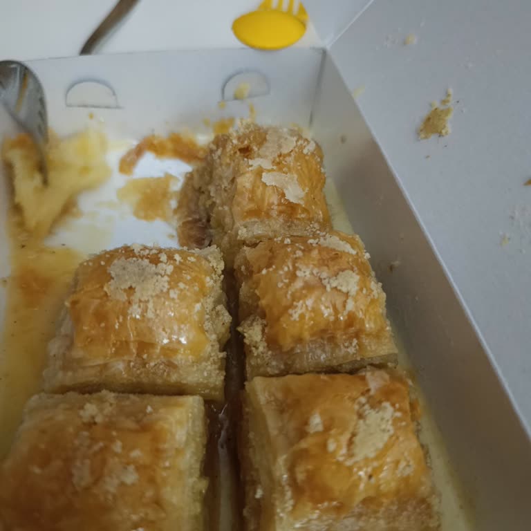 Beklentileri Karşılamayan Bayat Ve Şekerlenmiş Baklava