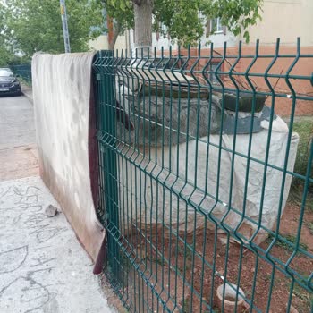 Kaçak Yapılar Ve Kötü Koku Mahalle Sakinlerini Rahatsız Ediyor