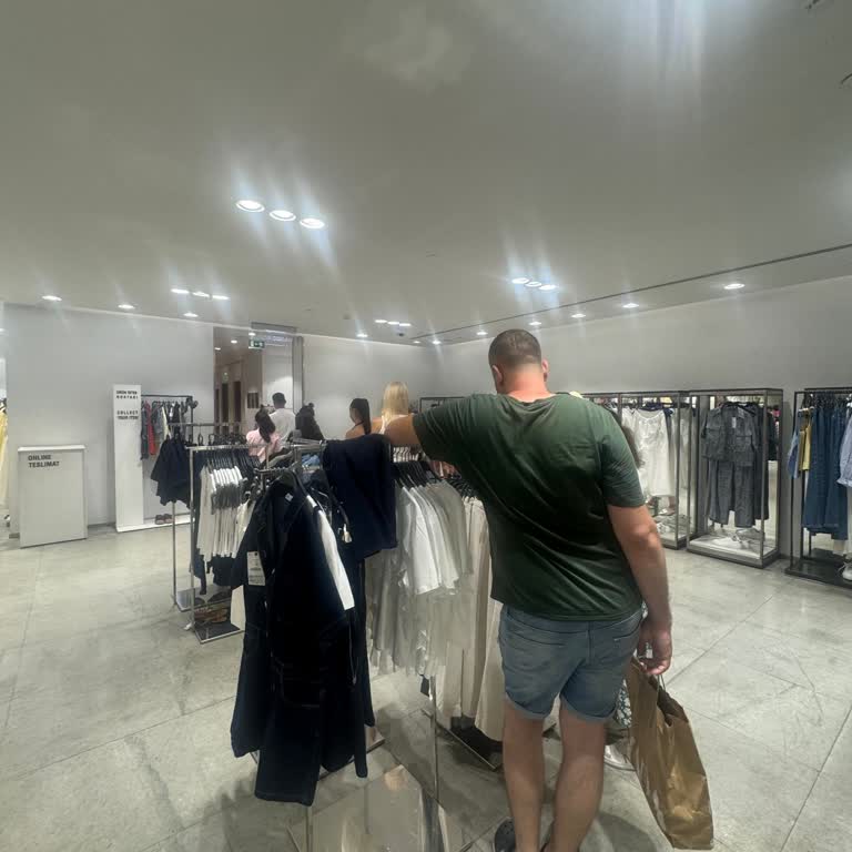 Zara Mağazasında Soyunma Kabini Bekleme Süresi Ve Çalışan İlgisizliği
