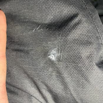 Chaqueta Quechua, el brazo derecho se desgarró y se desgastó tras la compra