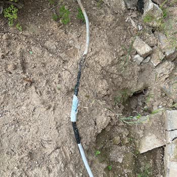 Açıkta Bırakılan Yüksek Gerilim Hattı Bina Sakinlerinin Hayatını Tehdit Ediyor