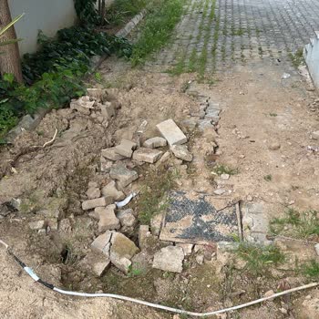 Açıkta Bırakılan Yüksek Gerilim Hattı Bina Sakinlerinin Hayatını Tehdit Ediyor