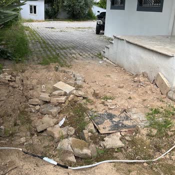 Açıkta Bırakılan Yüksek Gerilim Hattı Bina Sakinlerinin Hayatını Tehdit Ediyor