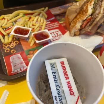 İçecekte Çalışan Yaka Kartı Bulduk Kızım Kustu