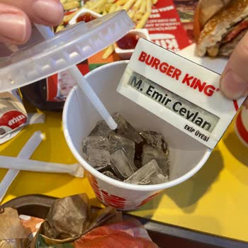 İçecekte Çalışan Yaka Kartı Bulduk Kızım Kustu